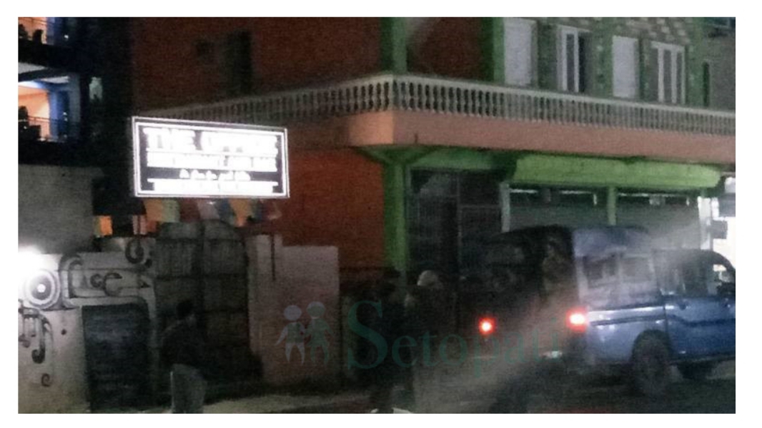 पोखराको लेकसाइडमा प्रहरीले छापा मार्दा ८० जना नेपाली र बिदेशी पक्राउ