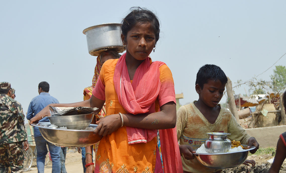 पिडित बिताउछ्न खुल्ला आकाशमा रात, राहत बाड्न नेता पुगे रित्तो हात