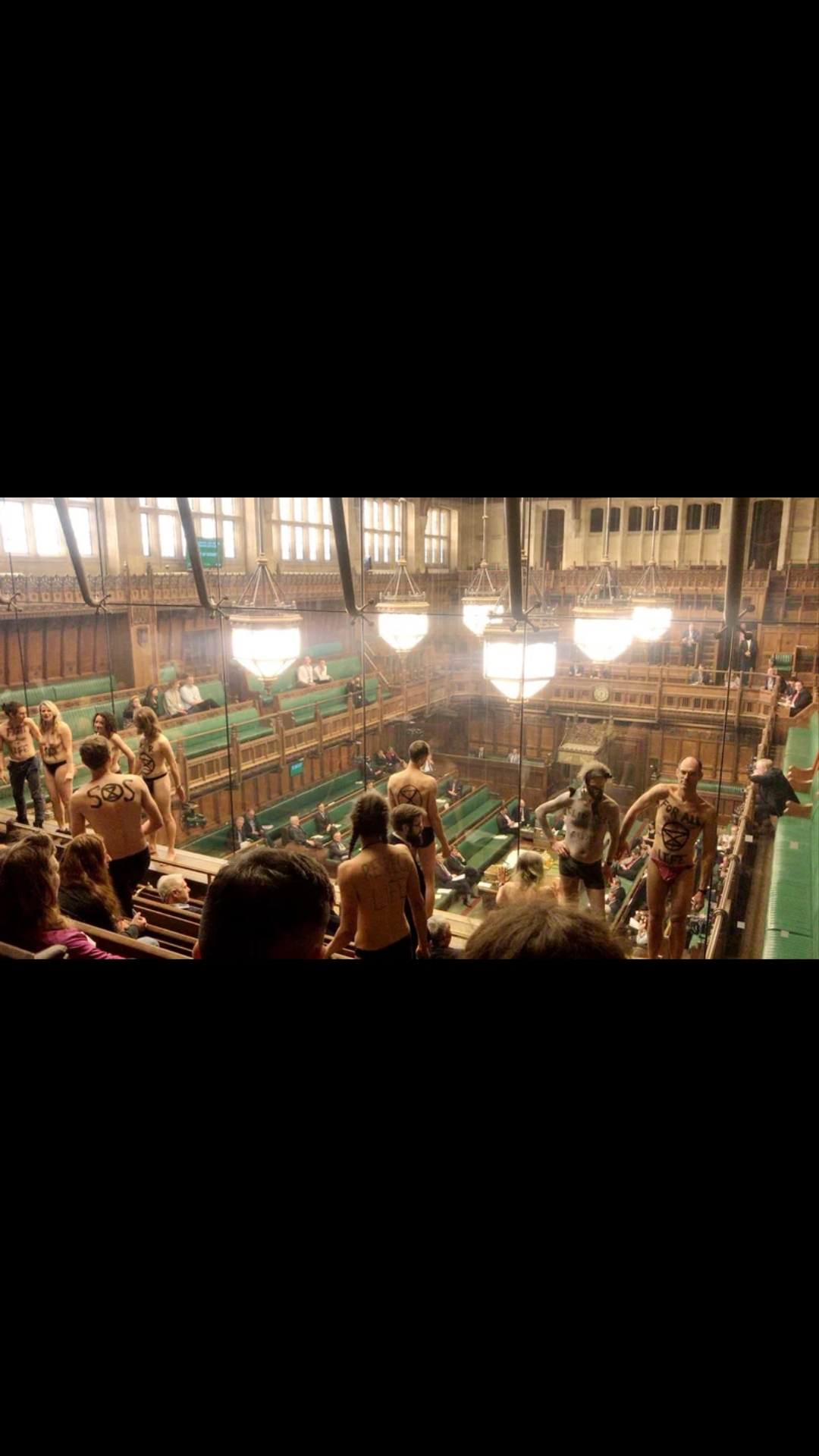 ब्रिटीस संसदमा कपडा खोलेर प्रर्दशन, प्रदर्शनकारीले २० मिनेटसम्म सांसदलाई देखाइदिए