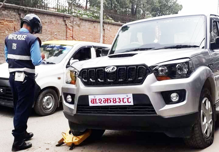 गृह प्रवक्ताको गाडीमा `ह्वील लक´ लगाउने ट्राफिक प्रहरीलाई महाशाखाले दियो धन्यवाद