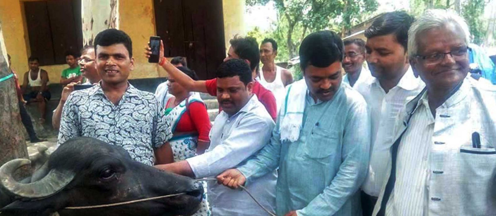 सहिद परिवारलाई किनेको दुहुनो भैँसी पुर्वमन्त्री र पार्टीका नेताले लगे