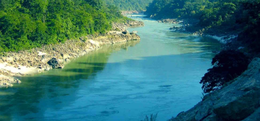 दाउरा निकाल्ने क्रममा अरुण नदिले बगाउँदा एकजना बेपत्ता | OmkarTimes.com