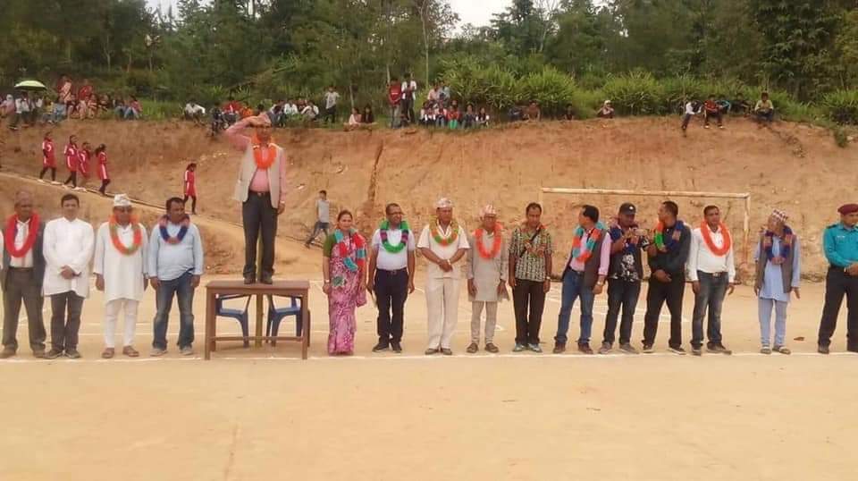 `टेबुले सलामी´ लिने मेयरले दिए स्पष्टीकरण, अग्लो ठाउँमा चढ्नुपर्छ भनेर टेबलमा चढाए गल्ती भयो