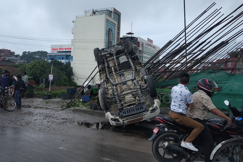 धोबीखोला पुलमा तरकारी बोकेको टाटा मोबाइल दुर्घटना | OmkarTimes.com