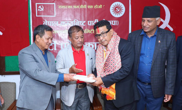 नेकपा  प्रवेशपछि मनाङे भन्छन-  नेपाली  काँग्रेसको स्पष्ट विचारधारा नै छैन