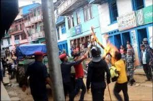 खोटाङमा मन्त्री लालबाबु पण्डितको पुत्ला दहन | OmkarTimes.com