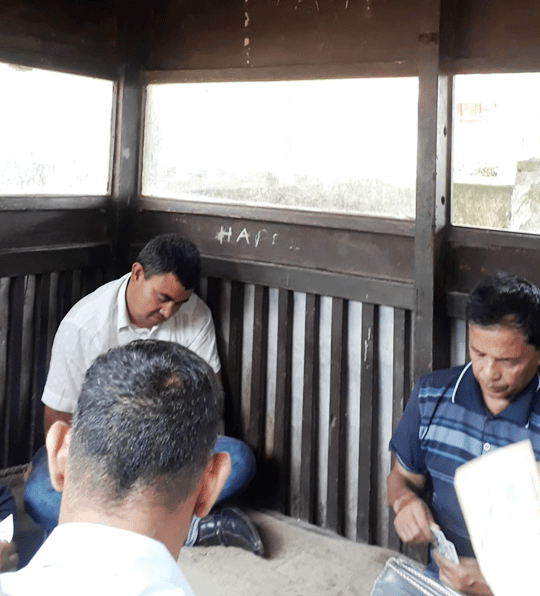कार्यालय समयमा पशु सेवा विभागमा कर्मचारी जुवामा मस्त | OmkarTimes.com