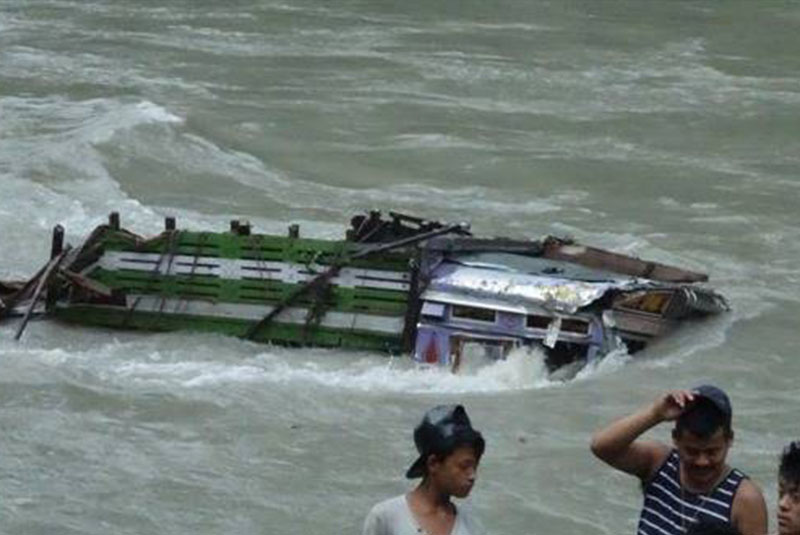 रेडबुल बोकेको ट्रक त्रिशूली नदीमा खस्यो