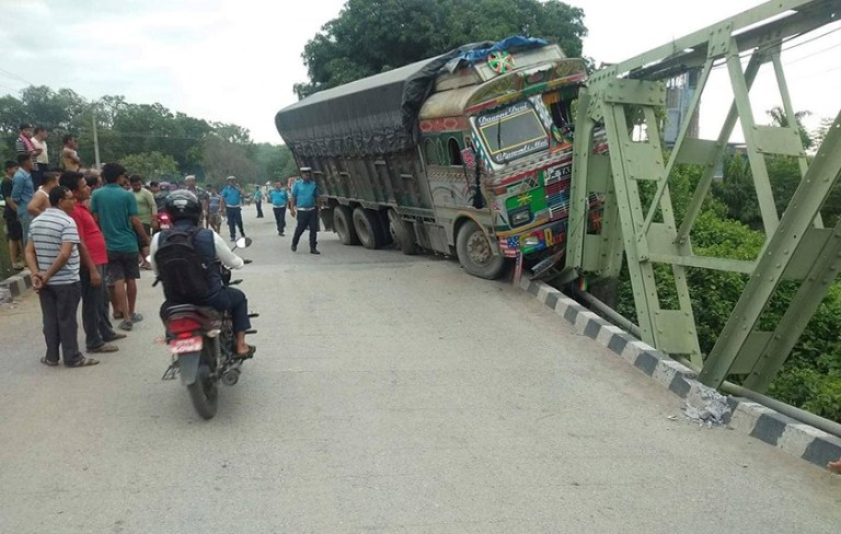 अरुणखोलाको पुलमा ट्रक ठोक्किँदा पुल भाँचियो
