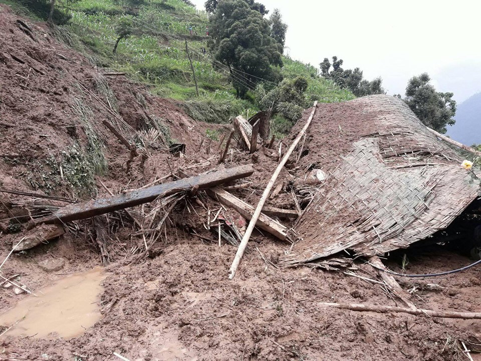 पहिरोमा पुरिएर एकै परिवारका ३ जनाको मृत्यु