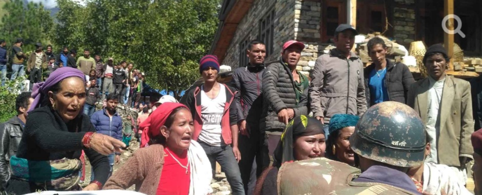 प्रहरी हवल्दारले नै वालिका बलात्कारको प्रयास गरेको भन्दै स्थानीयद्वारा प्रहरी चौकीमा ढुंगामुढा