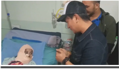 एसीड पिडित खातुनलाई अस्पतालमै भेटेर राजु लामाले गाए `तिमीलाई देखेर हिमल हासेको…´