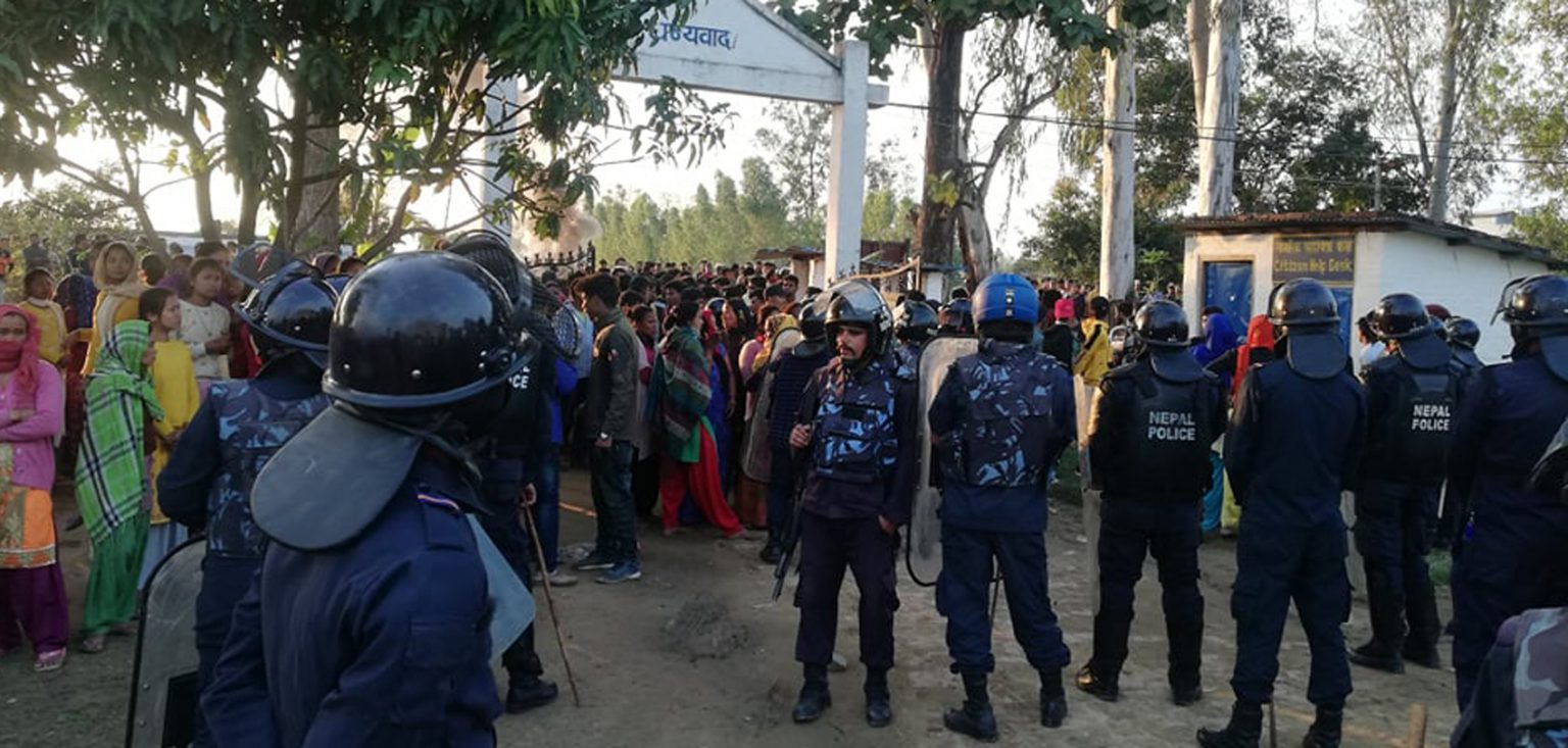 स्थानीयवासीको प्रदर्शन नियन्त्रण गर्न प्रहरीद्वारा हवाई फायर