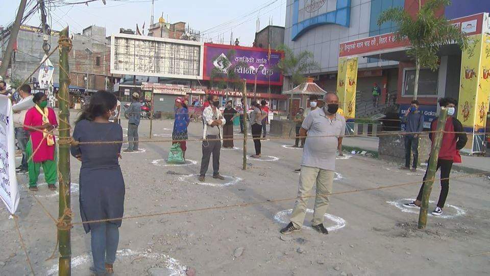 कोरोना कहर : झापामा प्रहरीको यस्तो कदम , लकडाउन उलंघन गरे हुन्छ यस्तो सजाय