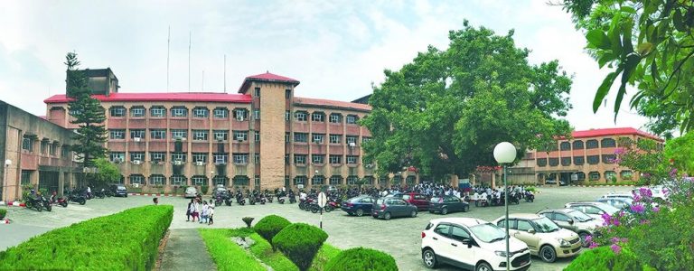 रातभर गेट बाहिर रहेका झापाका २७ संक्रमितलाई मन्त्रीले अस्पताल भर्ना गराए