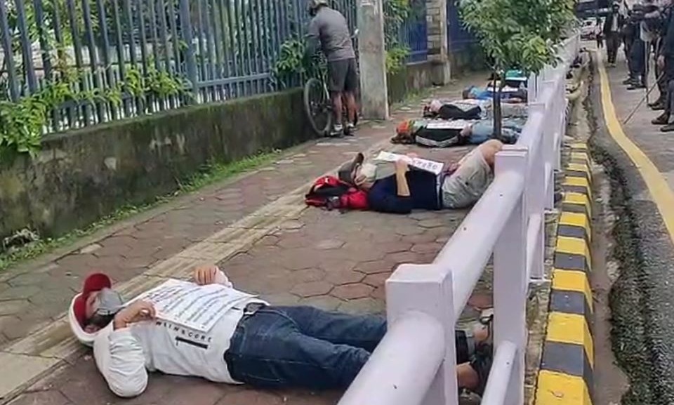 काठमाडौंमा प्रदर्शनकारीको नयाँ–नयाँ तरिका, सुधारामा सुतेर सरकारविरुद्ध विरोध प्रदर्शन