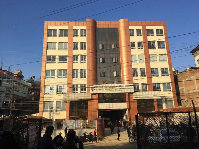 स्वास्थ्यकर्मीमा कोरोना देखिएपछि काठमाडौं मेडिकल कलेज बन्द
