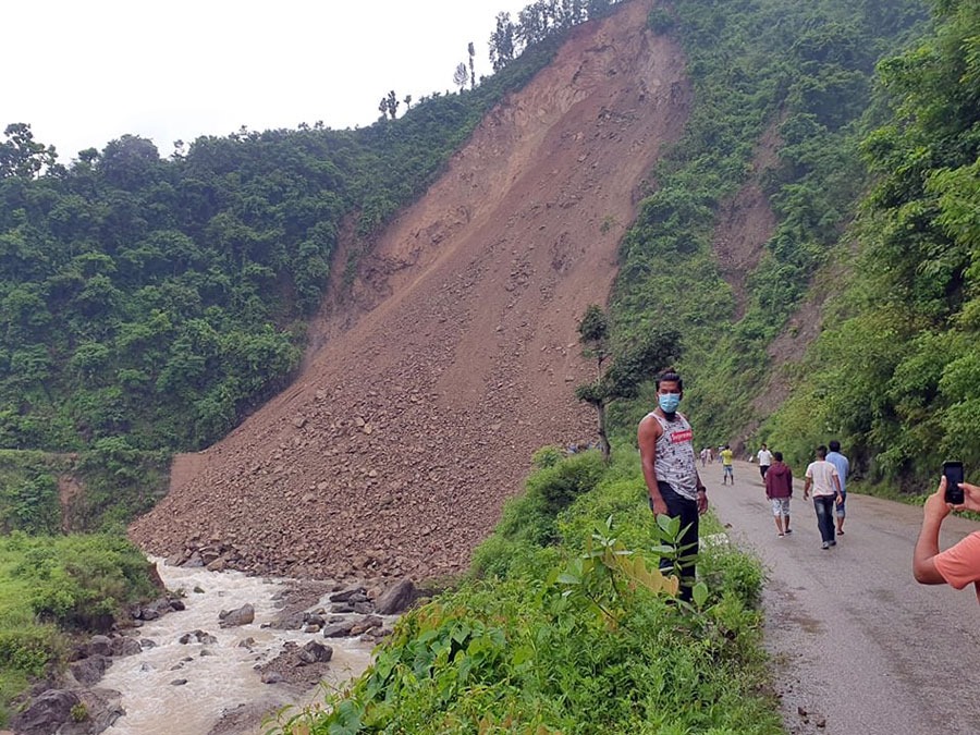 सिद्धार्थ राजमार्गको पहिरोले ट्रक पुर्‍यो, यातायात ठप्प