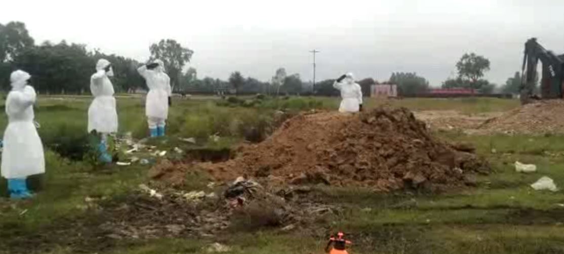 कोरोना संक्रमणबाट निधन भएका महोत्तरीका पुरुषको नेपाली सेनाद्वारा अन्त्येष्टि