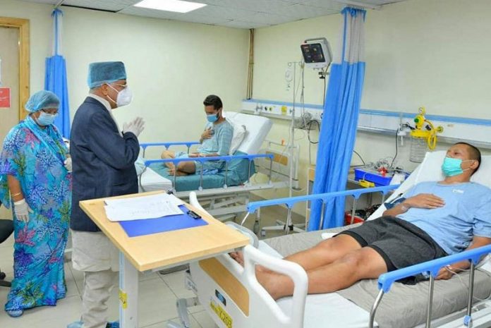 प्रधानमन्त्रीले अस्पतालमा भेटे ‘इनफ इज इनफ’का अनशनकारीलाई