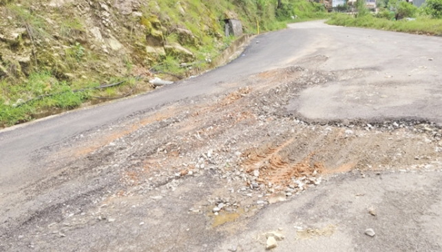 सडक कालोपत्रे गरेको दुई दिनमै खाल्डा