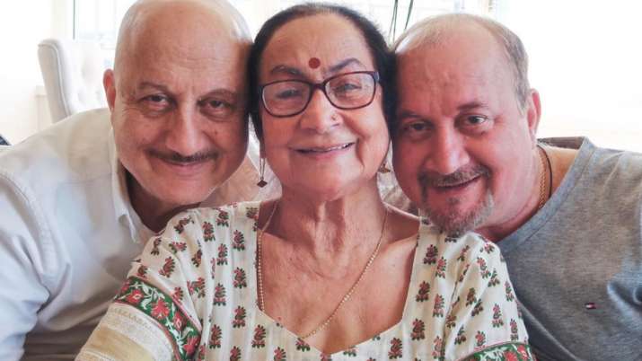 बलिउड अभिनेता अनुपम खेरको परिवारलाई कोरोना संक्रमण