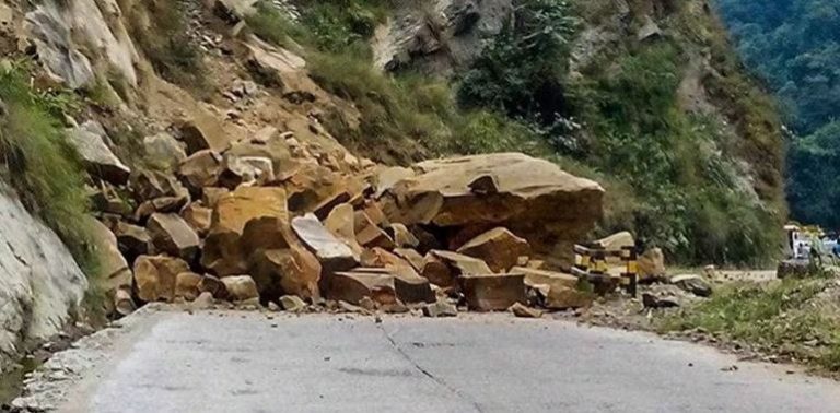 सङ्खुवासभाको भोटखोला गाउँपालिका जोड्ने उत्तर–दक्षिण कोशी राजमार्ग अवरुद्ध