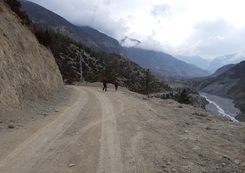 मनाङमा बन्दाबन्दी खुल्यो, सडक खुलेन