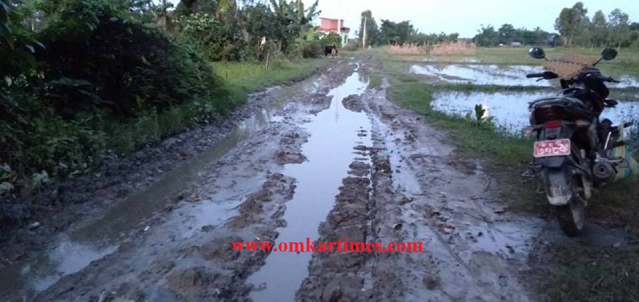गौरादह मै छ यस्तो सडक जहाँ मानिसहरू हिलोमा पौडिएर यात्रा गर्न बाध्य छन्