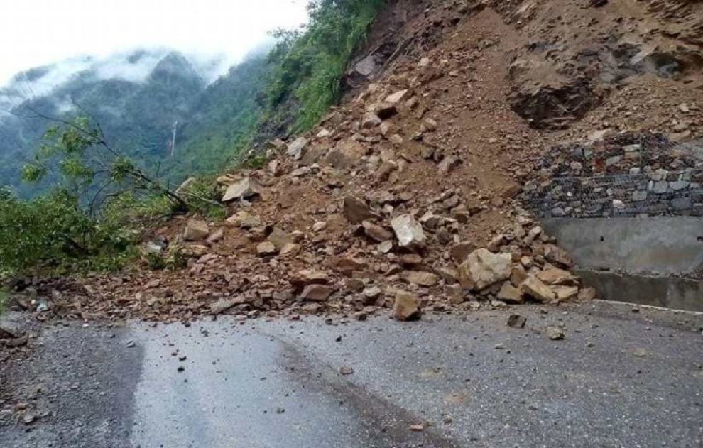 पहिरोका कारण डेढ दर्जनभन्दा बढी सडक अवरुद्ध, सवारी आवागमन प्रभावित