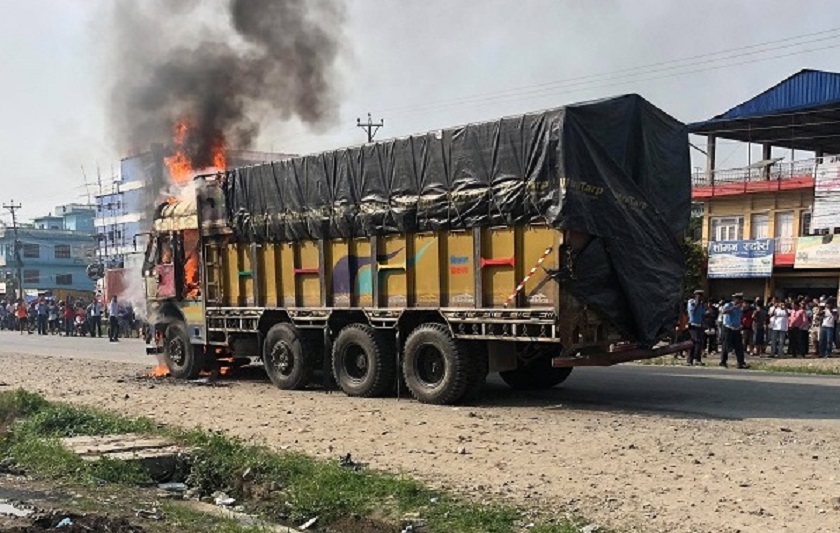 दुई ट्रकमा आगलागी