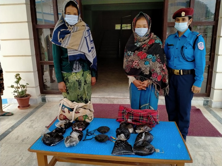 रोल्पाबाट ९ किलो अफिमसहित दुई महिला पक्राउ