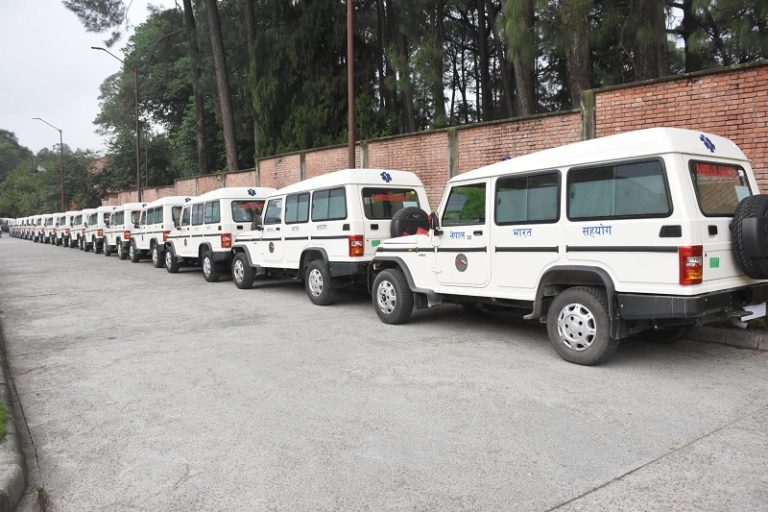 भारत सरकारद्वारा एम्बुलेन्स र बस प्रदान