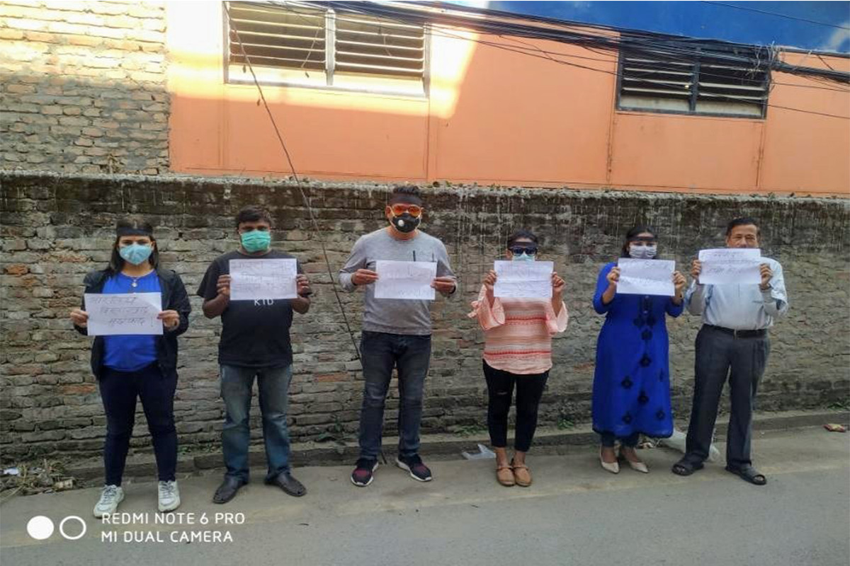 गो ब्याक नरवणे भन्दै एयरपोर्टमा विरोध