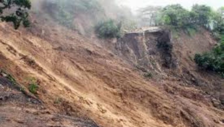 जलविद्युत् आयोजनाको ड्यामसाइटमा निरन्तर  पहिरो