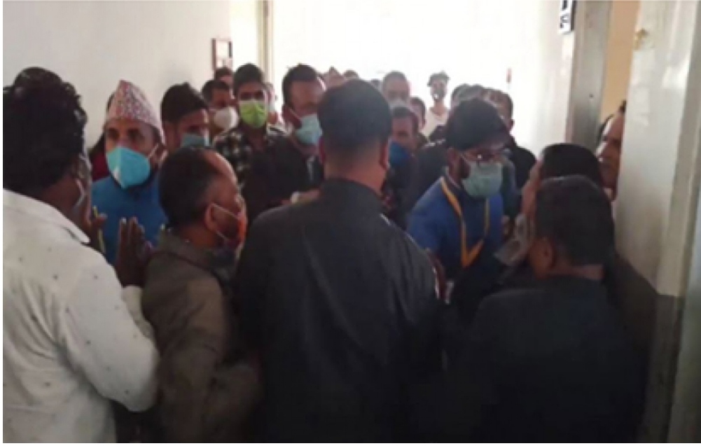 दमक मालपोत कार्यलयमा घुस लिदै गरेको भिडियो खिच्ने पत्रकारमाथी  कार्यलय भित्रै हातपात