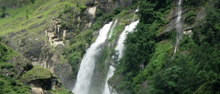 ईलामको ‘दिदीबहिनी’ झरनामा आन्तरिक पर्यटकको रोजाईमा पर्दै