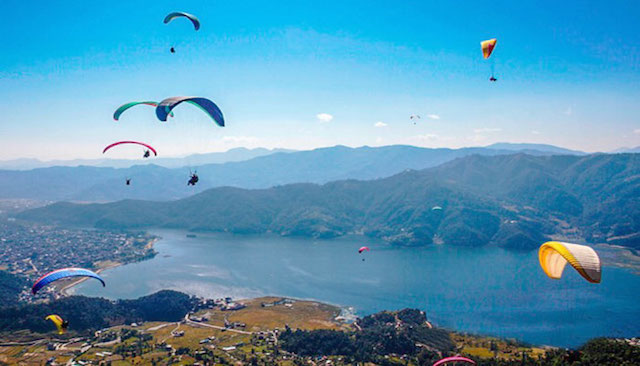 प्याराग्लाइडिङको व्यावसायिक उडान हुँदै,