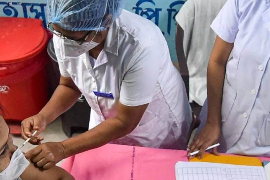 भारतमा कोरोना खोप लगाएका दुई स्वास्थ्यकर्मीको मृत्यु