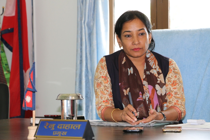 रेणु दाहालले पदबाट राजीनामा दिँदै