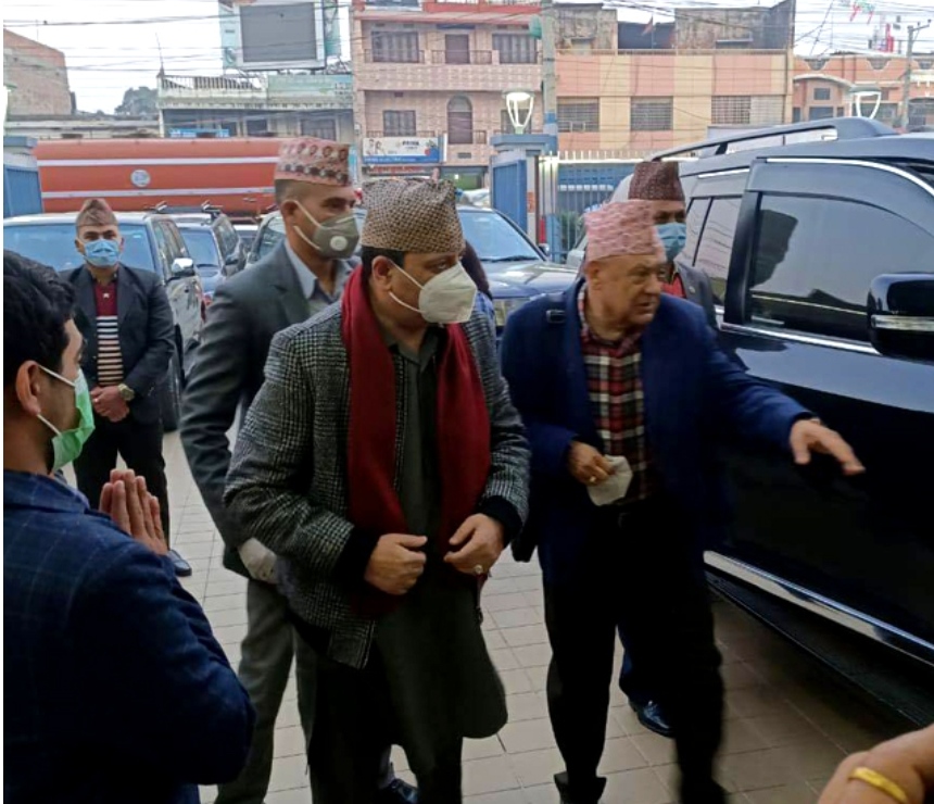 पूर्वराजा शाह अचानक बिराटनगर स्थित भाटभटेनी सुपरमार्केटमा , किनमेलपछि फर्किए काठमाडौं