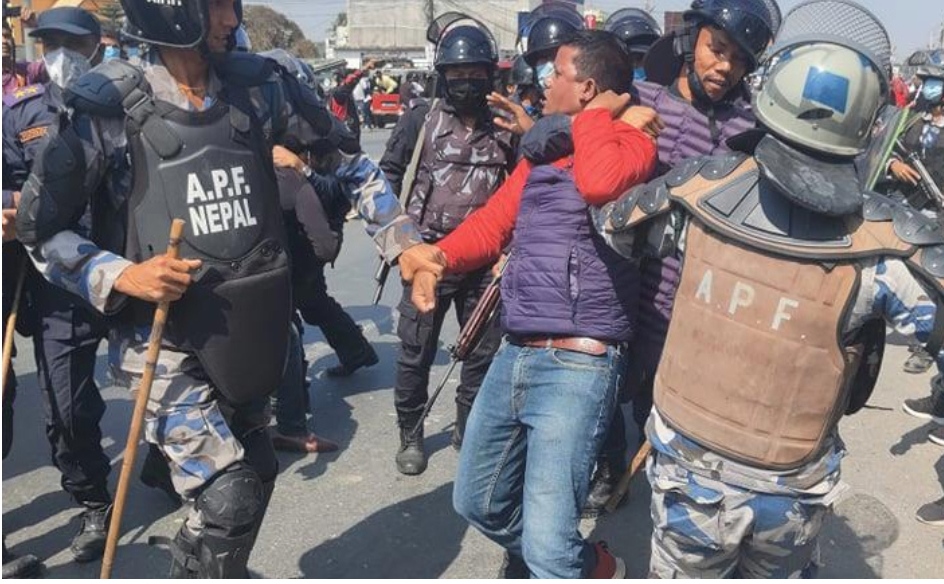 प्रधानमन्त्रीलाई प्रचण्ड-माधव पक्षले कालोझण्डा देखाउन खोज्दा प्रहरी हस्तक्षेप