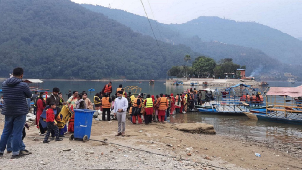 माटो निकालेर फेवातालको आयु लम्ब्याइने