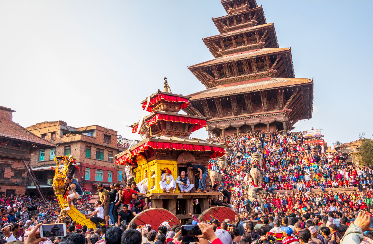 भक्तपुरमा बिस्केट जात्राको रथ तान्दा ढुङ्गा हानाहान, १९ जना घाइते