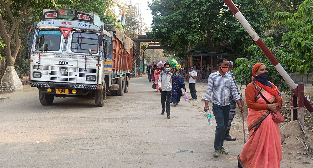 कोरोना त्रासले भारतबाट रित्तो हात फर्किँदै नेपाली