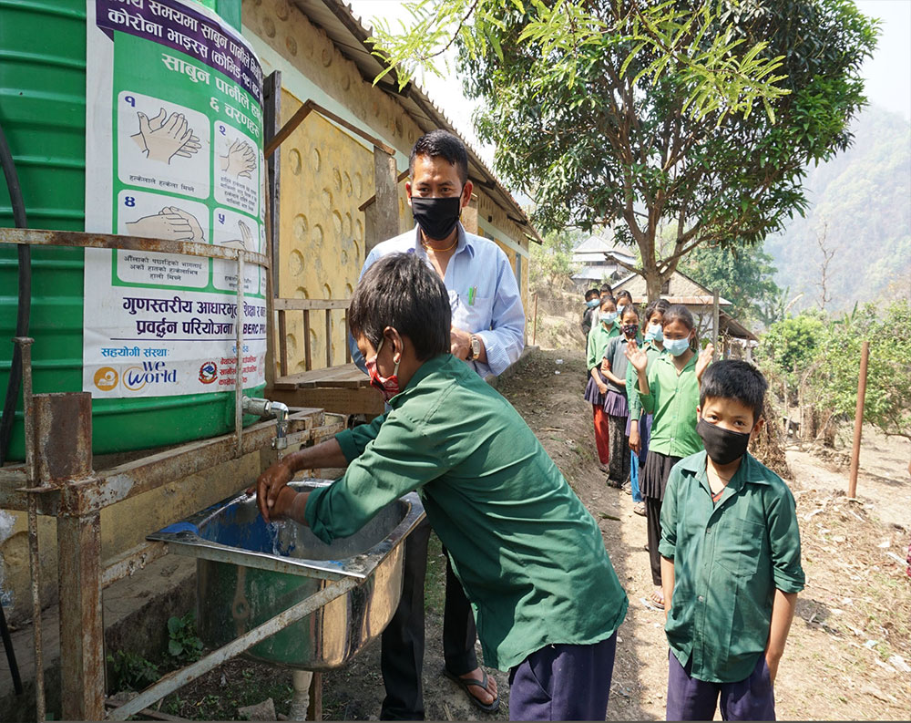 साबुन र पानीसँग नियमित खेल्छन् विद्यार्थी !
