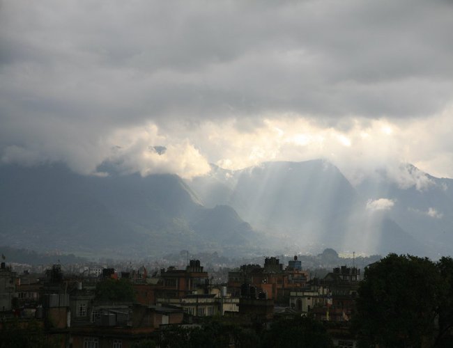 आजको मौसम – चट्याङ्ग र हावाहुरीसहित वर्षाको सम्भावना