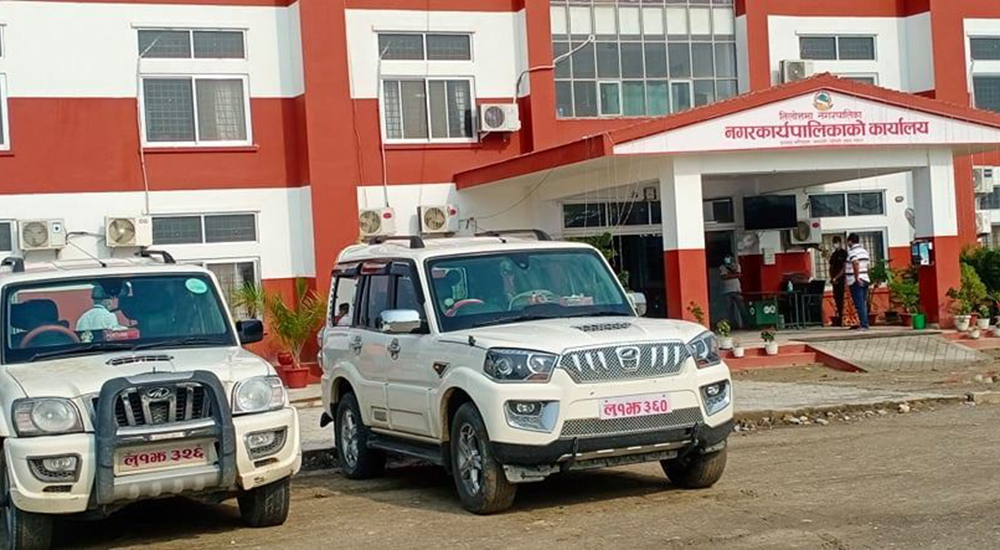 एम्बुलेन्स अभाव भएपछि तिलोत्तमामा मेयर र उपमेयरले दिए आफ्नो गाडी