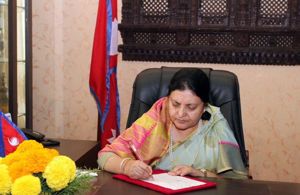 संविधान दिवसका अवसरमा राष्ट्रपति विद्यादेवी भण्डारीले विभिन्न विभूषण, अलङ्कार र पदक प्रदान गर्ने