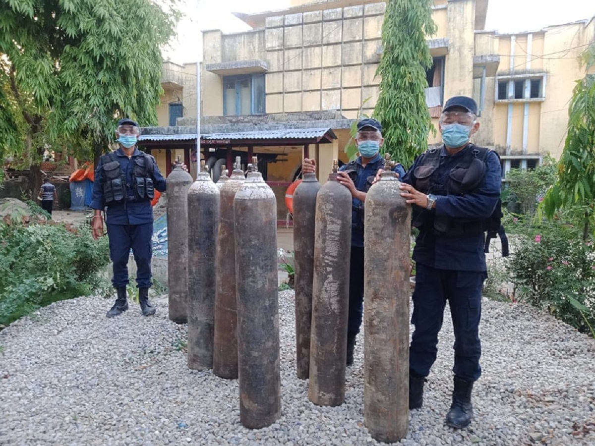 अक्सिजन सिलिण्डर जफत गरी अस्पताललाई